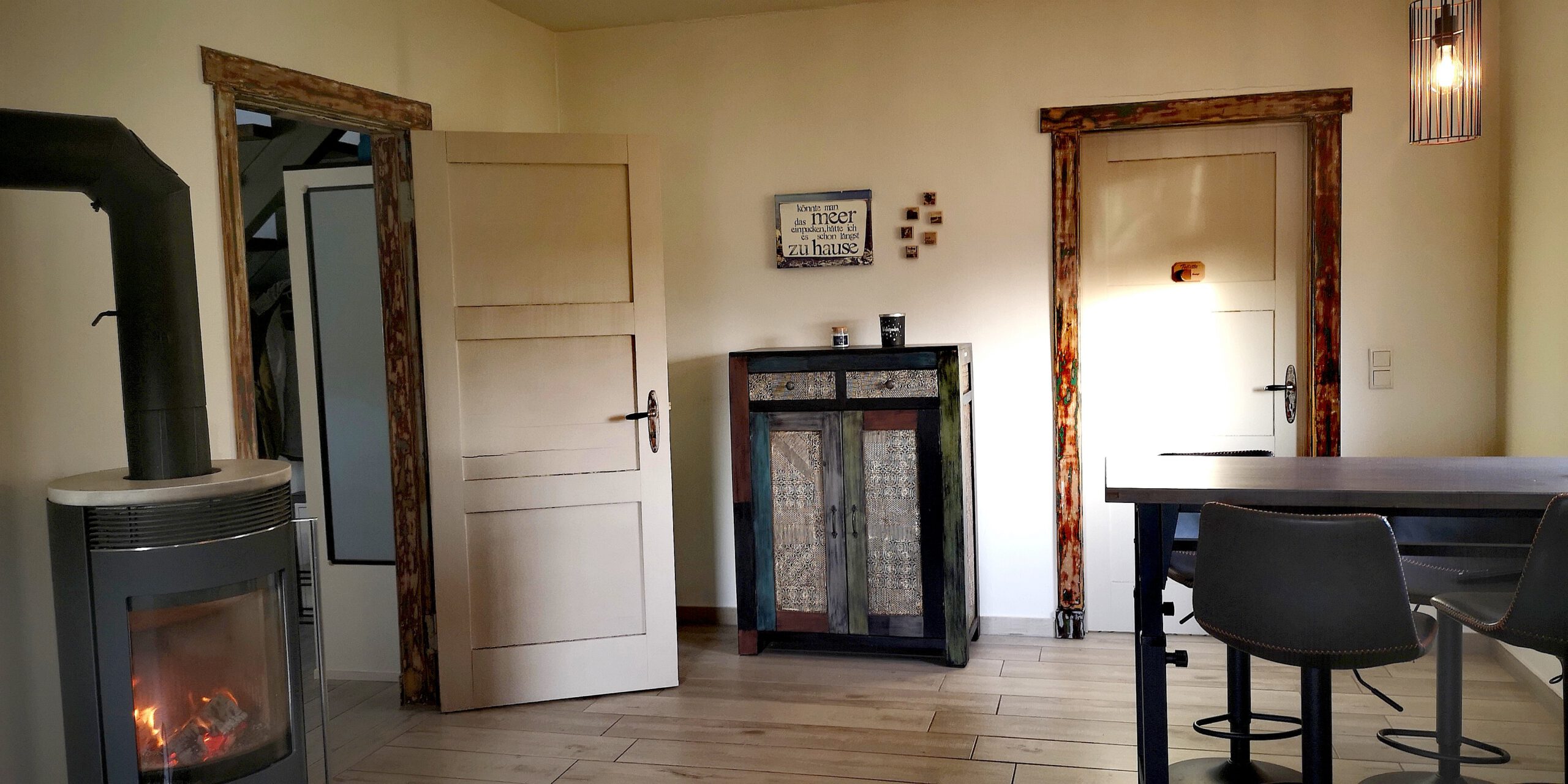 Wohnzimmer mit Hochtisch